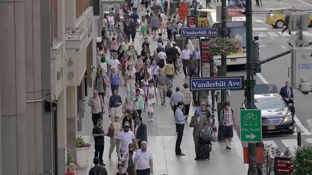 时间流逝的人群行走在繁忙的街道在高峰时间在纽约市。都市都市生活背景视频素材