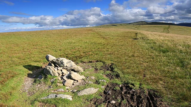 View of the summit cairn of Wether Hill fell Lake District National Park, Cumbria, England, UK .英国坎布里亚湖区国家公园视频素材