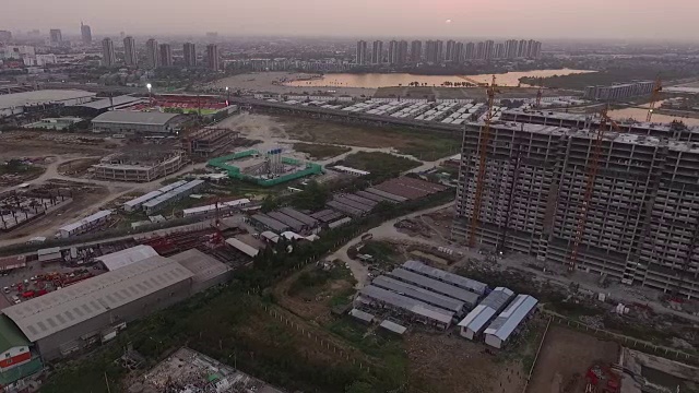 日落时建筑工地鸟瞰图视频素材