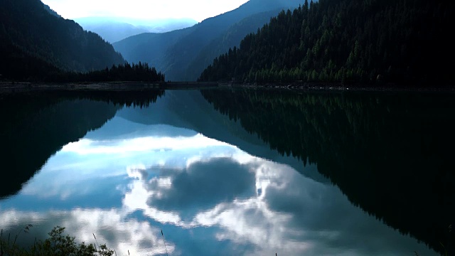 瑞士阿尔卑斯山脉中的高山湖泊视频素材