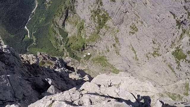 飞行服飞行员从悬崖上跳下，在山谷上空飞行视频素材