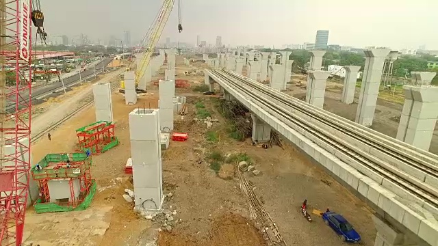 鸟瞰图建设的大众轨道交通线路在曼谷，泰国视频素材