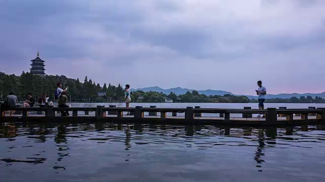 白天到晚上4K延时:照亮石桥对雷峰塔在西湖黄昏，中国杭州视频素材