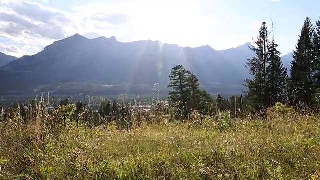 一对骑自行车的夫妇停在草地上，望向群山视频素材