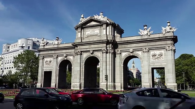 Alcalá门门在马德里，西班牙，门的hyperlapse puerta de alcalá视频下载