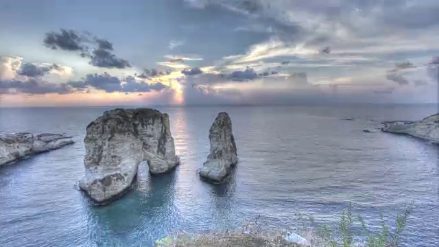 从夜晚到白天的时光流逝穿过贝鲁特海岸的鸽子岩。视频素材