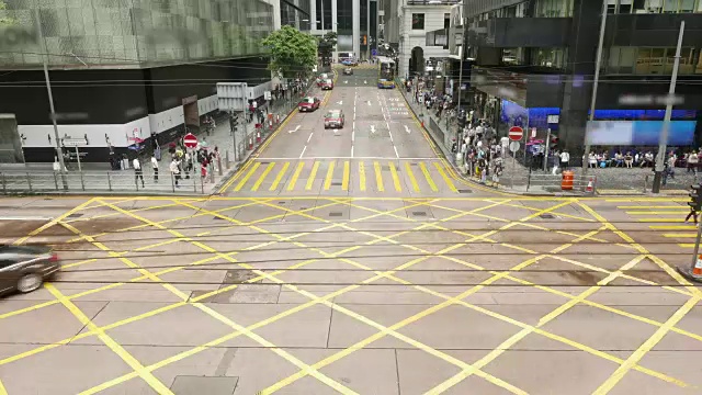 繁忙道路上行人十字路口行人和车辆的时间流逝视频素材