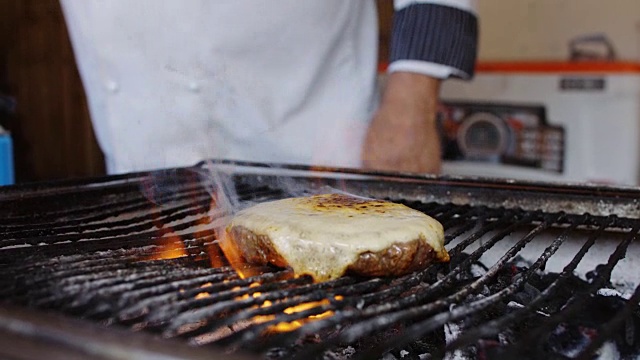 厨师在烧烤上烹饪汉堡视频素材