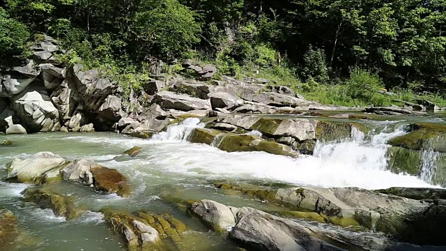 水在山河中流动。视频素材