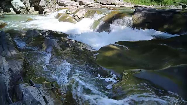 水在山河中流动。视频素材