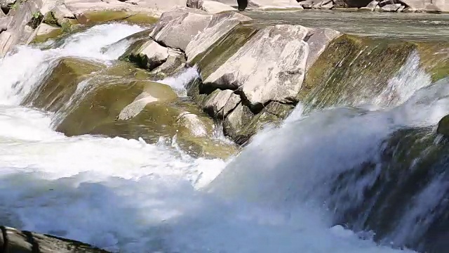 水在山河中流动。视频素材