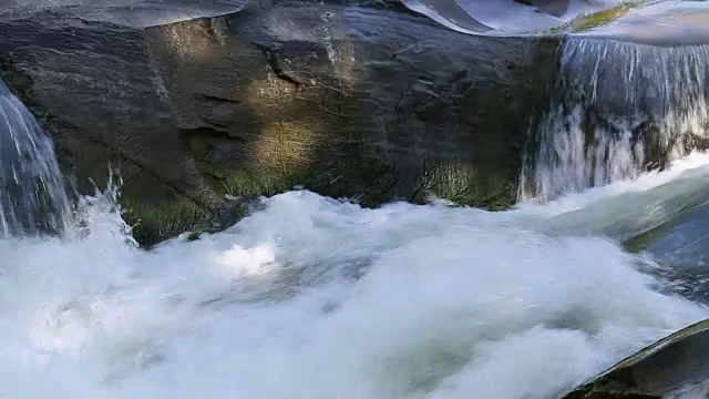 水在山河中流动。视频素材