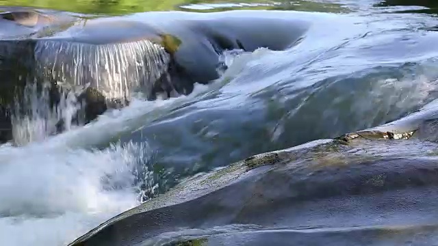 水在山河中流动。视频素材