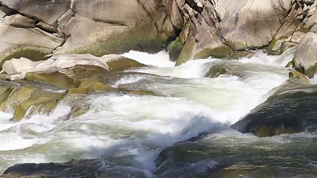 水在山河中流动。视频素材