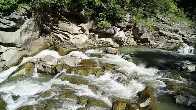 水在山河中流动。视频素材