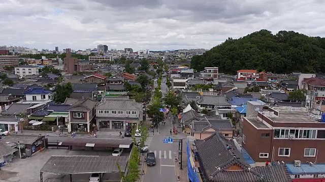 全州韩屋村鸟瞰图(以保留韩国传统韩屋而闻名)视频素材