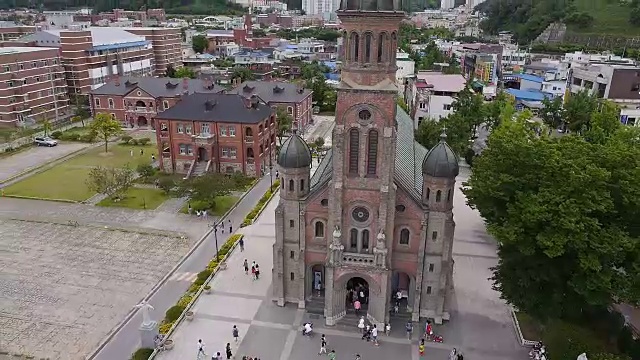 全州(保留韩国历史魅力和传统的城市)全东大教堂(韩国历史场所288)鸟瞰图视频素材