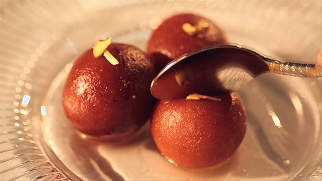 gulabjamun被勺子切的特写视频素材