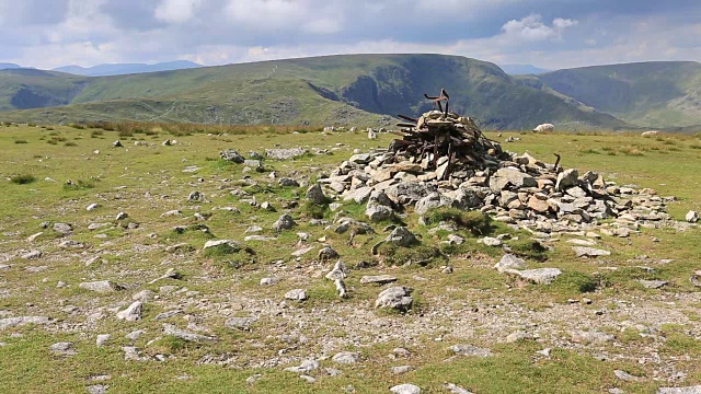 英国坎布里亚湖区国家公园哈特菲尔德山顶上的沃克视频素材