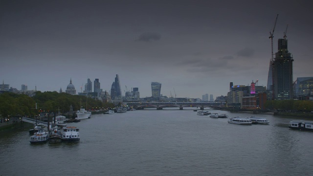 英国伦敦，滑铁卢桥俯瞰伦敦城视频素材