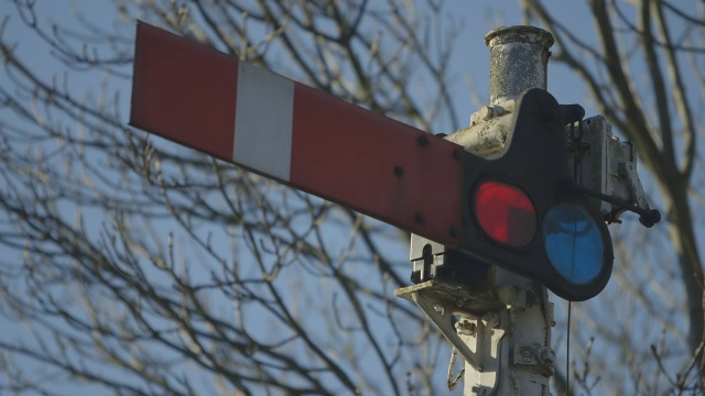 英国北约克郡kKnaresborough铁路信号员的CU照片视频素材