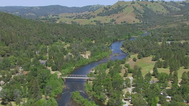 WS AERIAL POV Sutter的磨坊和桥在加利福尼亚视频素材