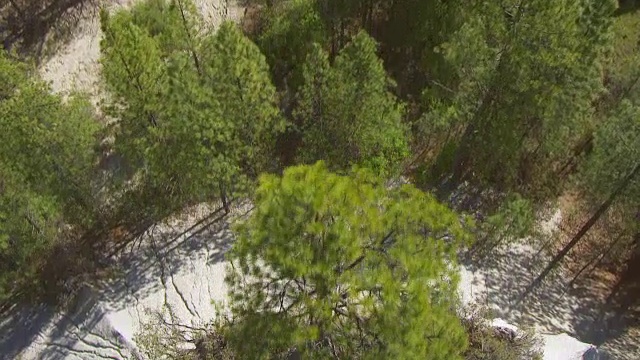 WS AERIAL POV Malakoff Diggins州立历史公园和水力矿场在加利福尼亚州视频素材