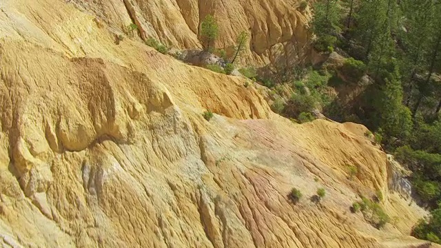 WS AERIAL POV Malakoff Diggins州立历史公园和水力矿场在加利福尼亚州视频素材