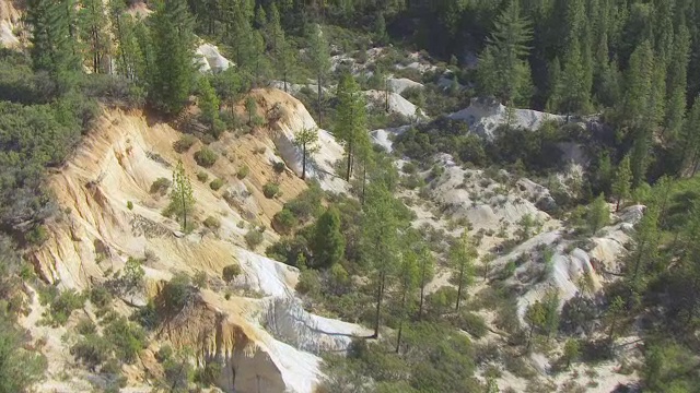 WS AERIAL POV Malakoff Diggins州立历史公园和水力矿场在加利福尼亚州视频素材