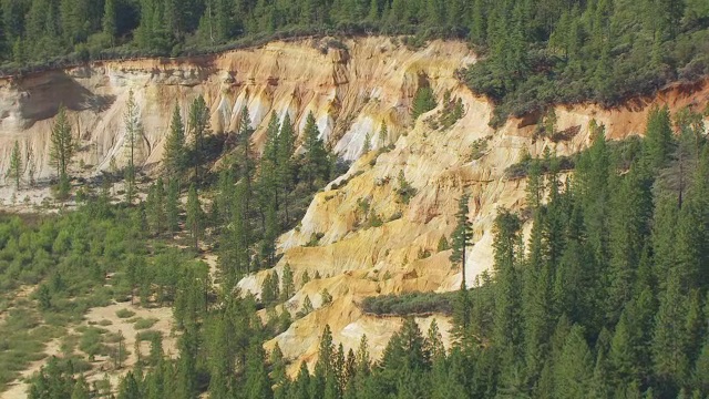 WS AERIAL POV Malakoff Diggins州立历史公园和水力矿场在加利福尼亚州视频素材