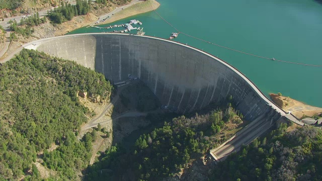 WS航空POV保拉德酒吧水库和新的保拉德酒吧坝，船停泊在水库，加利福尼亚视频素材