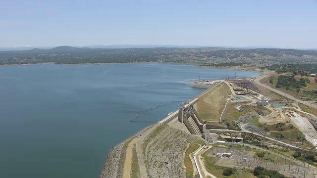 美国加利福尼亚州北部福尔松湖上的WS AERIAL POV福尔松大坝视频素材