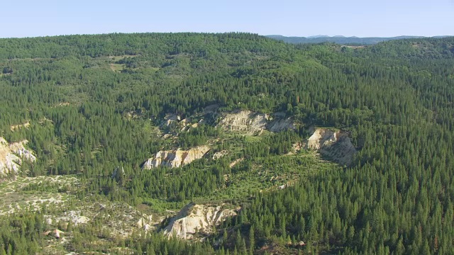 WS AERIAL POV Malakoff Diggins州立历史公园和水力矿场在加利福尼亚州视频素材