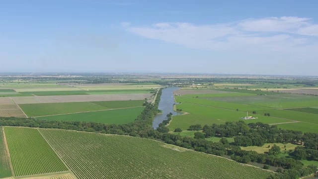 WS AERIAL POV绿地景观与田野，加州视频素材