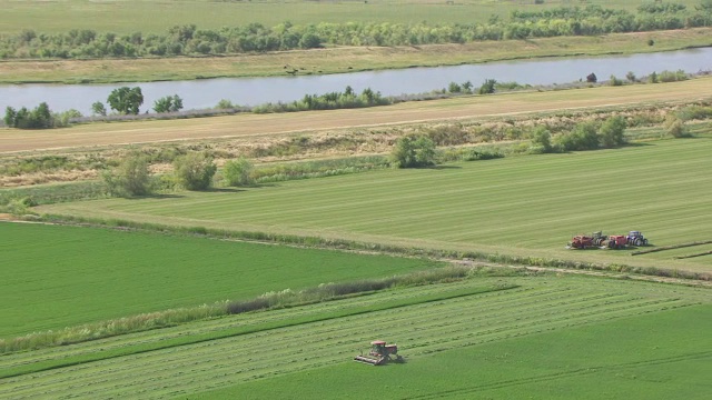 WS AERIAL POV拖拉机在割草的农场，加利福尼亚视频素材