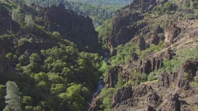 WS AERIAL POV鹿溪与岩石露头在伊希荒野，加利福尼亚州视频素材