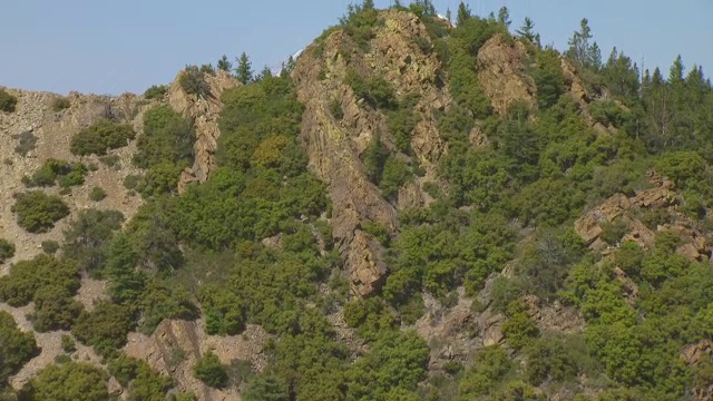 WS空中POV峰的落基山和沙斯塔山的背景，加利福尼亚州视频素材