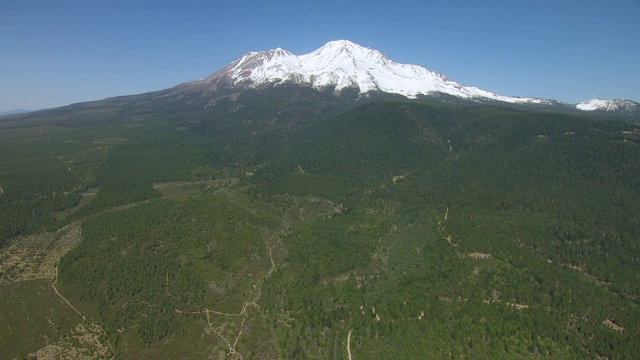 WS航空POV绿色景观和沙斯塔山的背景在加利福尼亚视频素材