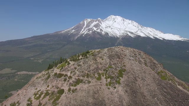 WS AERIAL POV峰的黑丘和沙斯塔山的背景，加利福尼亚州视频素材