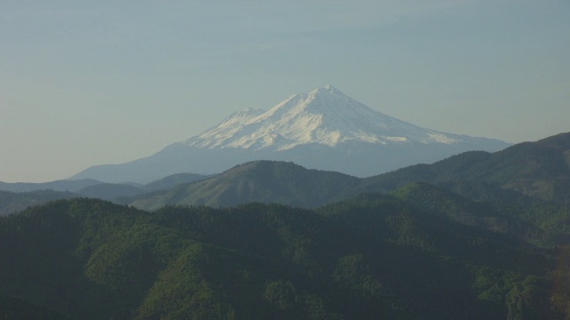 WS AERIAL POV绿色丘陵和沙斯塔山的背景在加利福尼亚视频素材