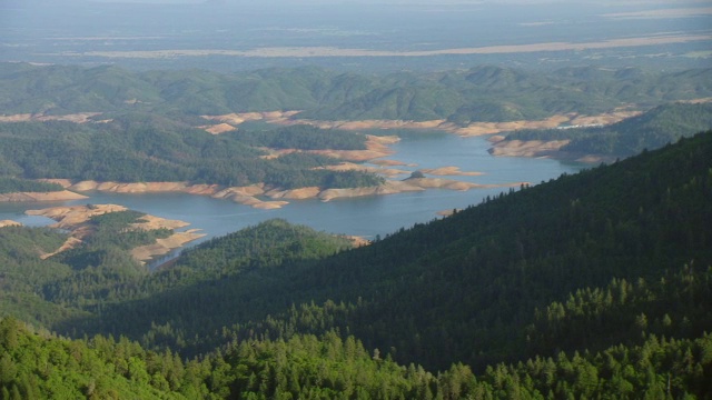 WS空中POV绿色景观和湖，沙斯塔山前景加利福尼亚视频素材