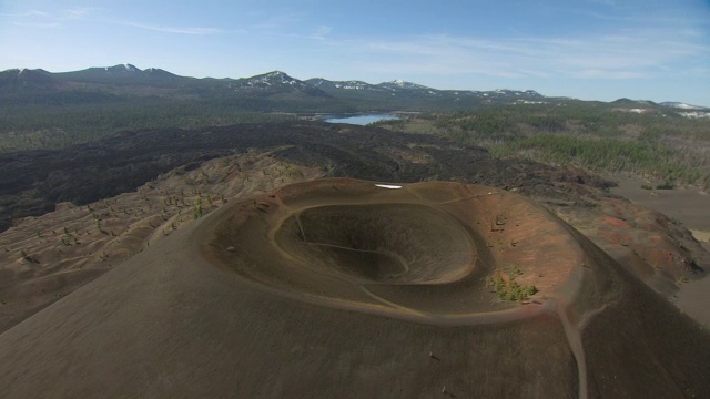 WS DS AERIAL POV日落火山口火山渣锥在火山国家纪念碑，加利福尼亚视频素材