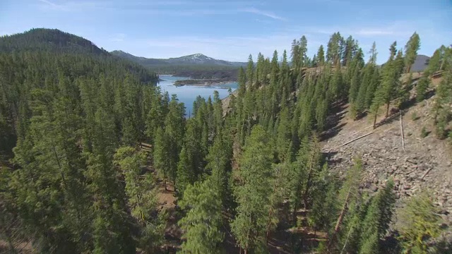 加州拉森火山国家公园的WS AERIAL POV Butte湖视频素材