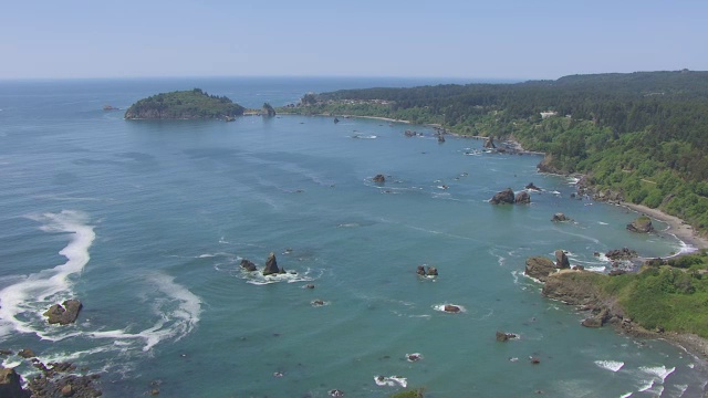 加利福尼亚州特立尼达湾的WS架空POV海上烟囱视频素材