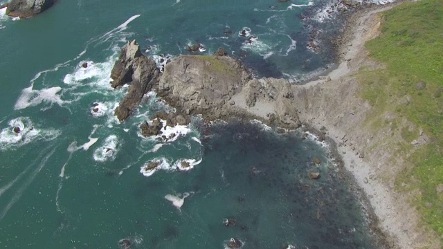 加州特立尼达湾的WS AERIAL POV海堤和海岸线视频素材