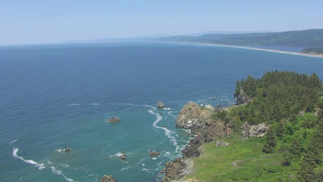 加州特立尼达湾的WS AERIAL POV海堤和海岸线视频素材