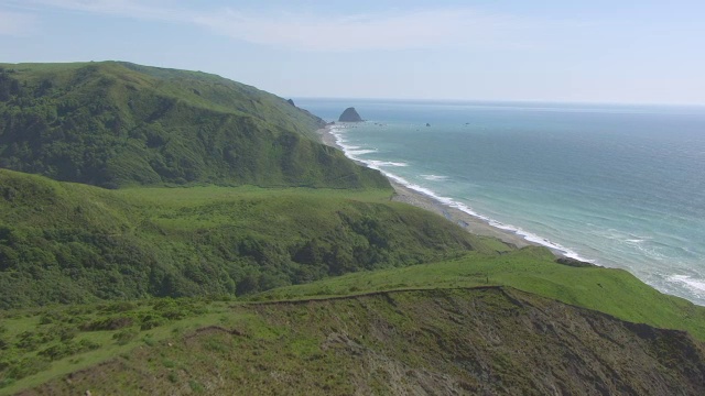 WS AERIAL POV在失落海岸的青山和海岸线，加利福尼亚视频素材