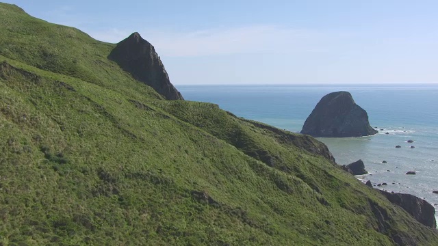 WS AERIAL POV在失落海岸的青山和海岸线，加利福尼亚视频素材