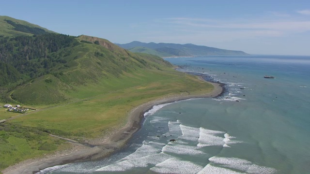 WS AERIAL POV Green Hill和加州迷失海岸的海岸线视频素材