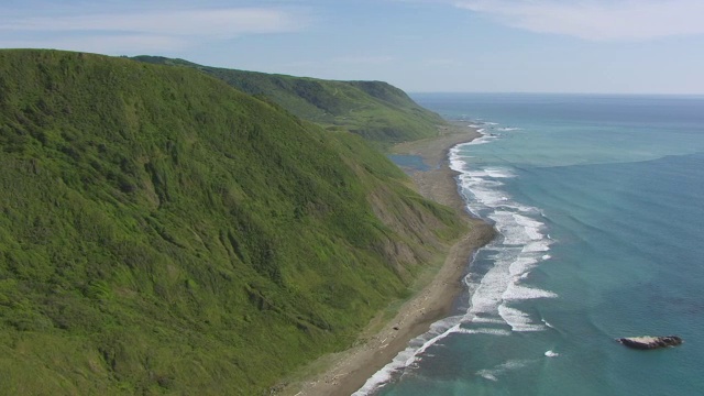 WS AERIAL POV在失落海岸的青山和海岸线，加利福尼亚视频素材